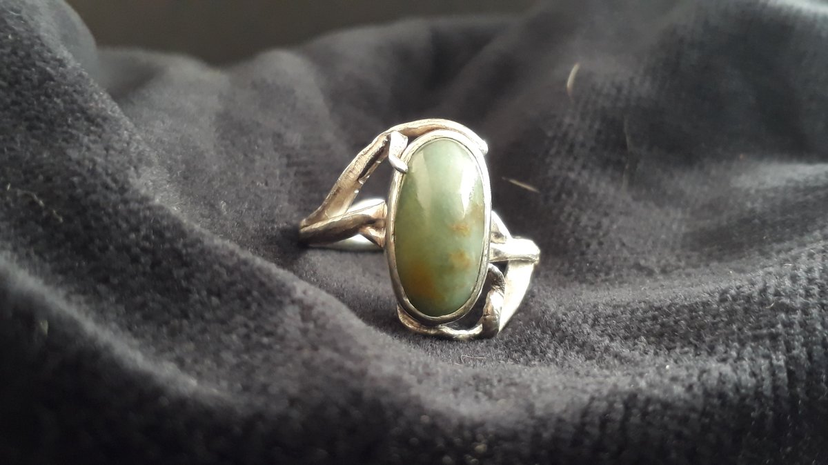 Jade omphacite sur branches (provenance Suisse)